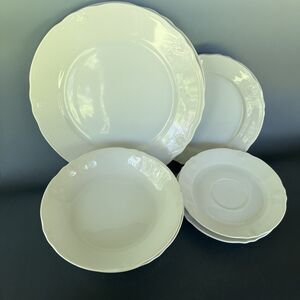 Vtg Crown Ming Coquille Japan Plates Set 8 Bright White Fine China Shell Rim